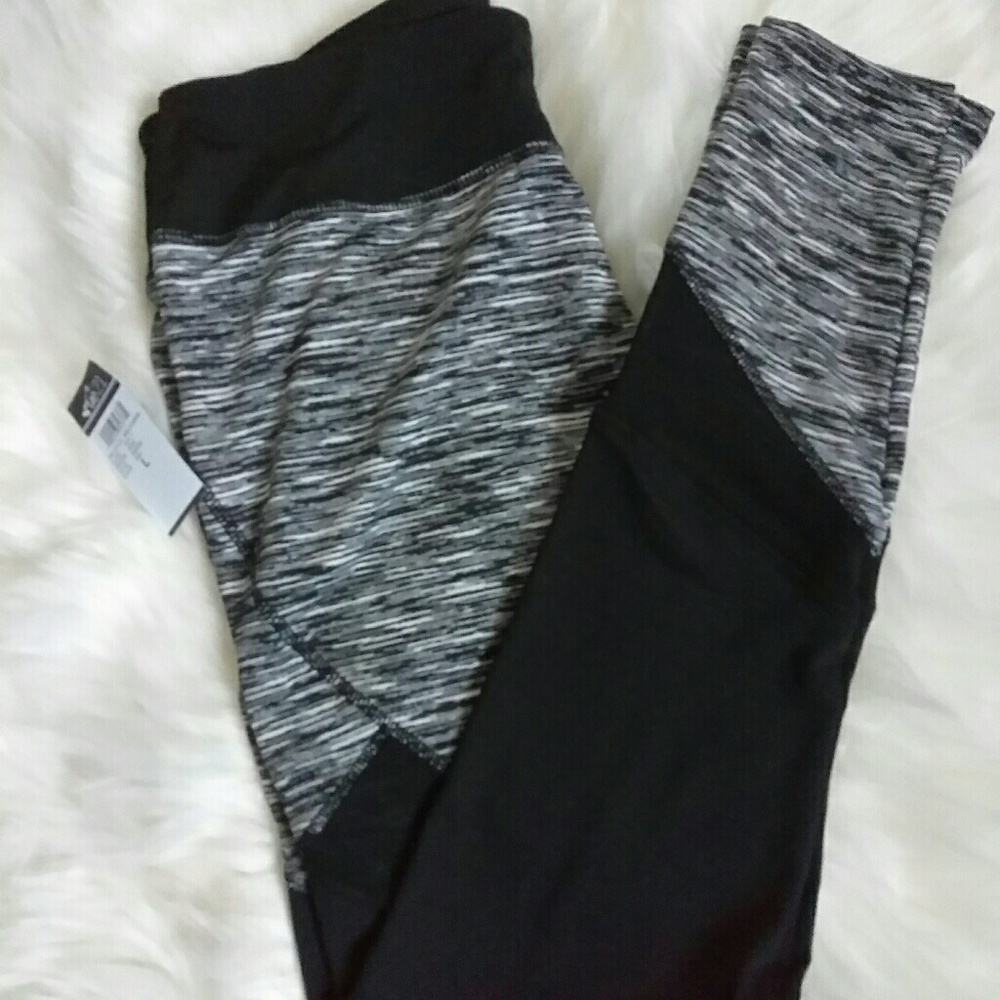 NWT Women's black leggings sz L